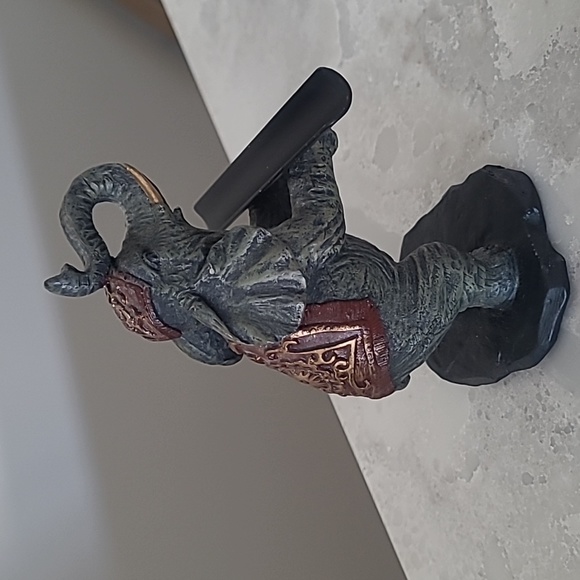 Standing elephant pen/pencil holder. - Picture 2 of 3